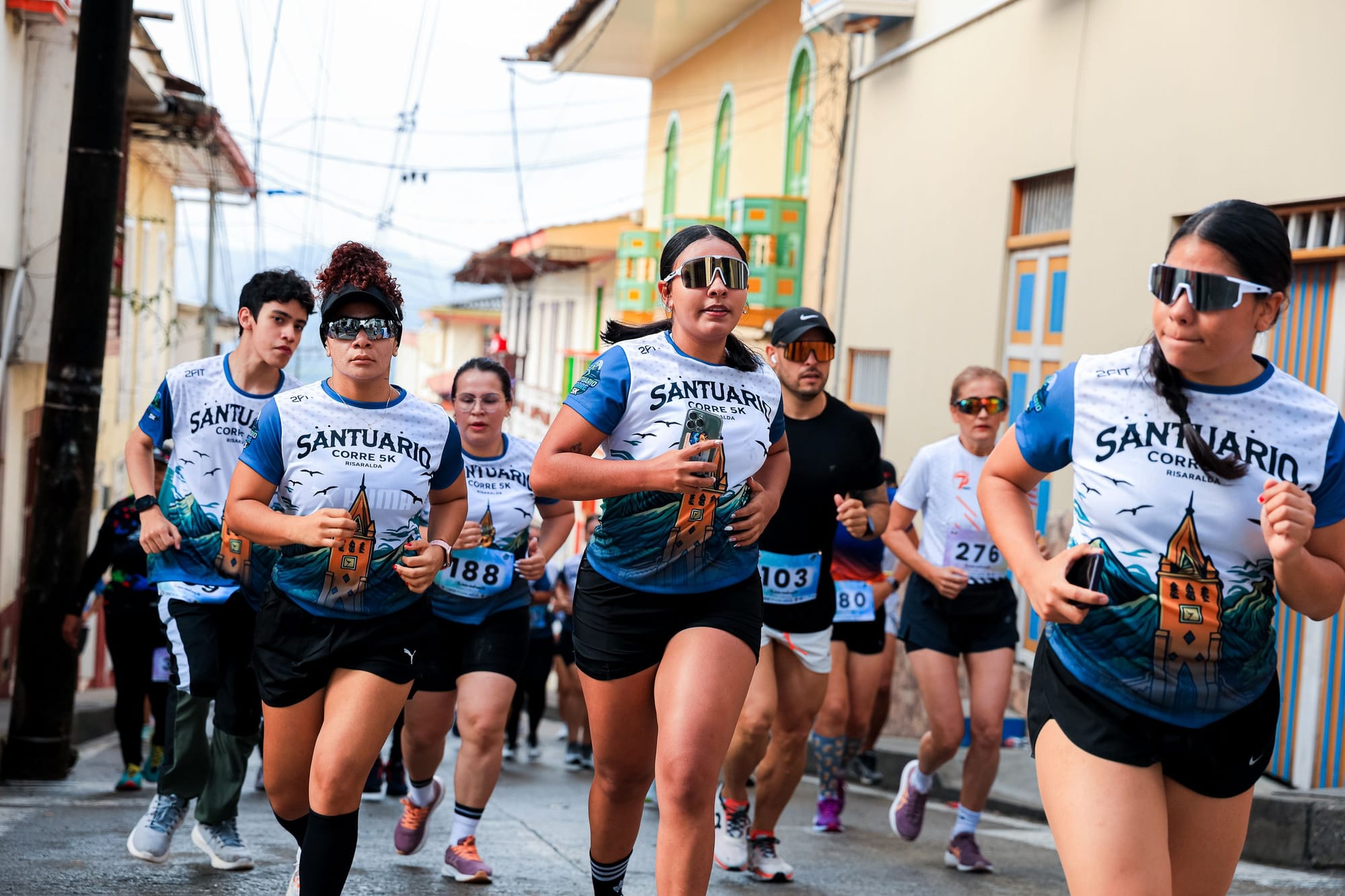 Pelotão de corredores com camisas personalizadas de prova 5K